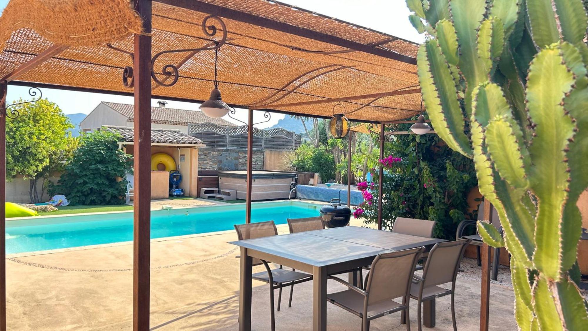 2 Hebergements - 10 Couchages - Parking, Piscine, Jacuzzi - Convivialite Roquebrune-sur Argens Esterno foto